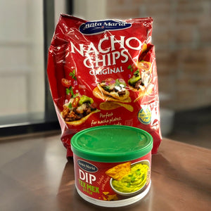 Nacho-Chips mit Guacamole-Dip.